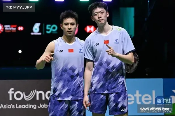 精彩羽毛球双打对决 技巧与默契的完美结合 双方选手巅峰对抗激烈上演 精彩羽毛球双打对决 技巧与默契的完美结合 双方选手巅峰对抗激烈上演